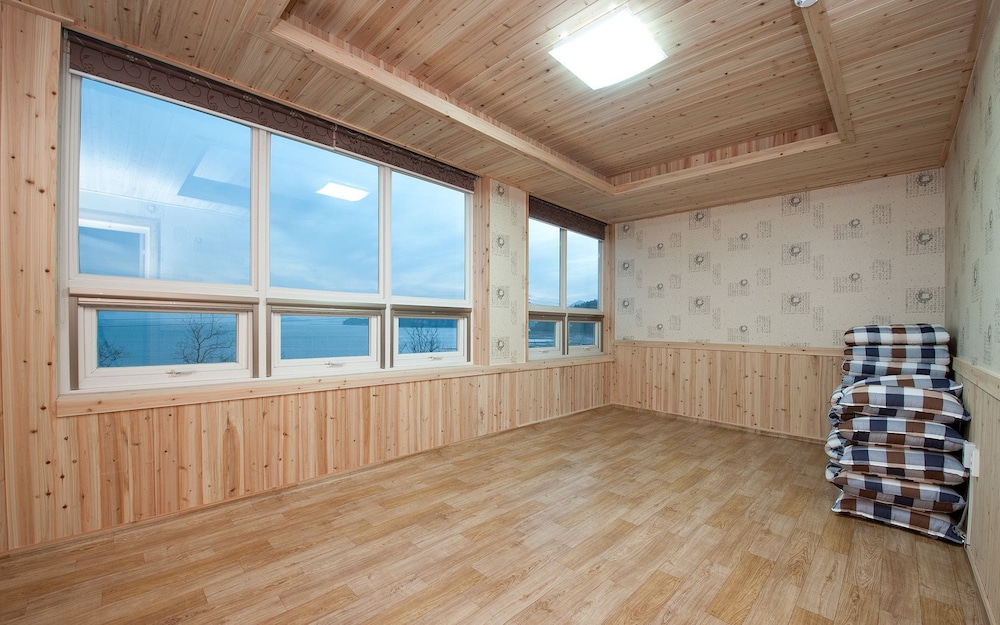Family Room photo 3