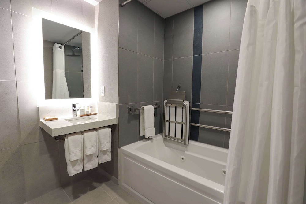 Room, 1 King Bed, Accessible, Non Smoking - Photo 3