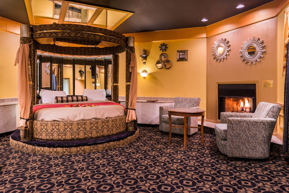 Black & Gold Theme Suite with Round Bed, Jetted tub & Fireplace photo 2
