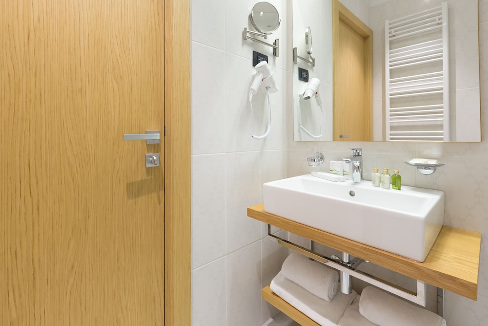 Superior Double or Twin Room, City View - Photo 15