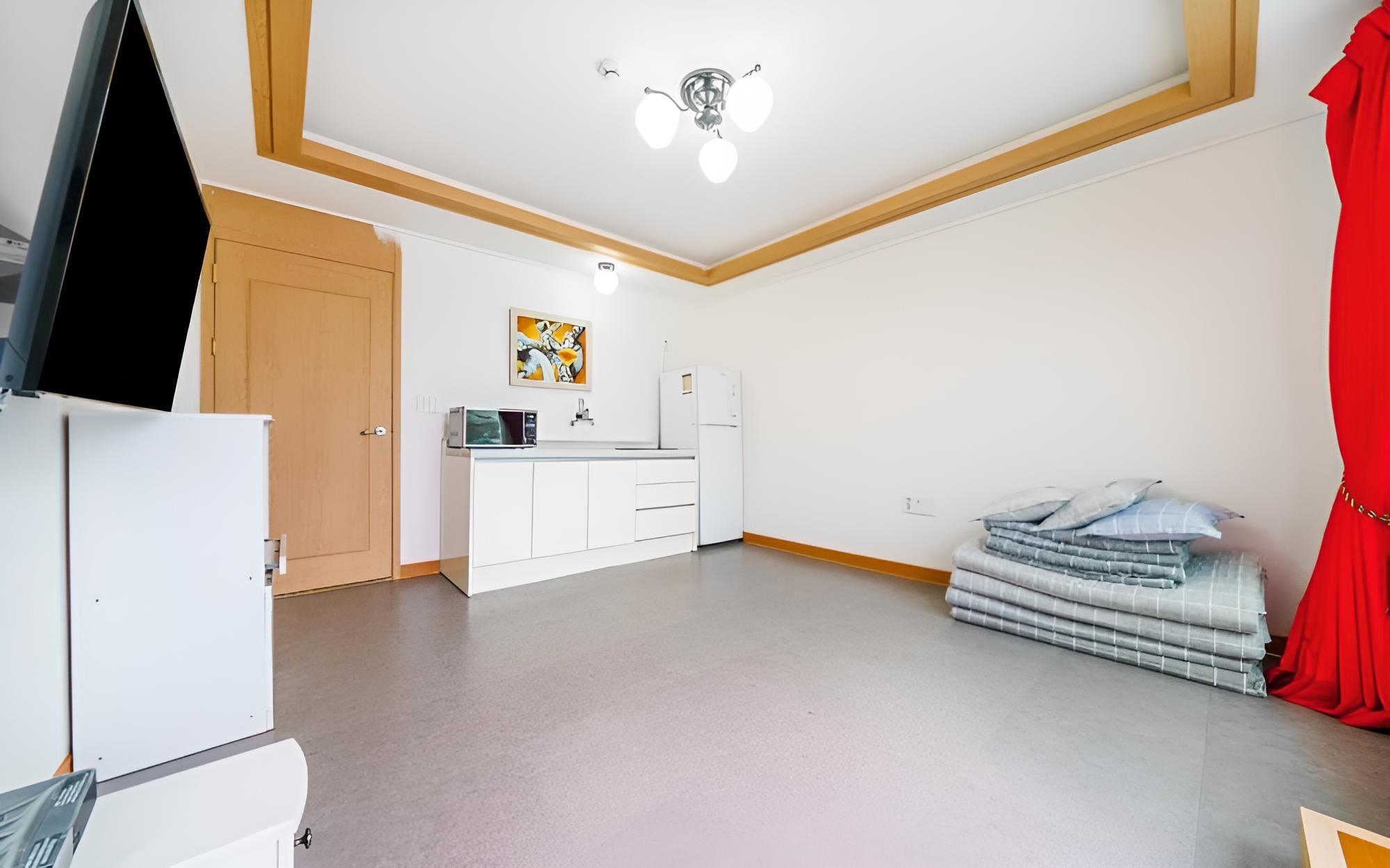 Room (Room 104 (Bed 2))