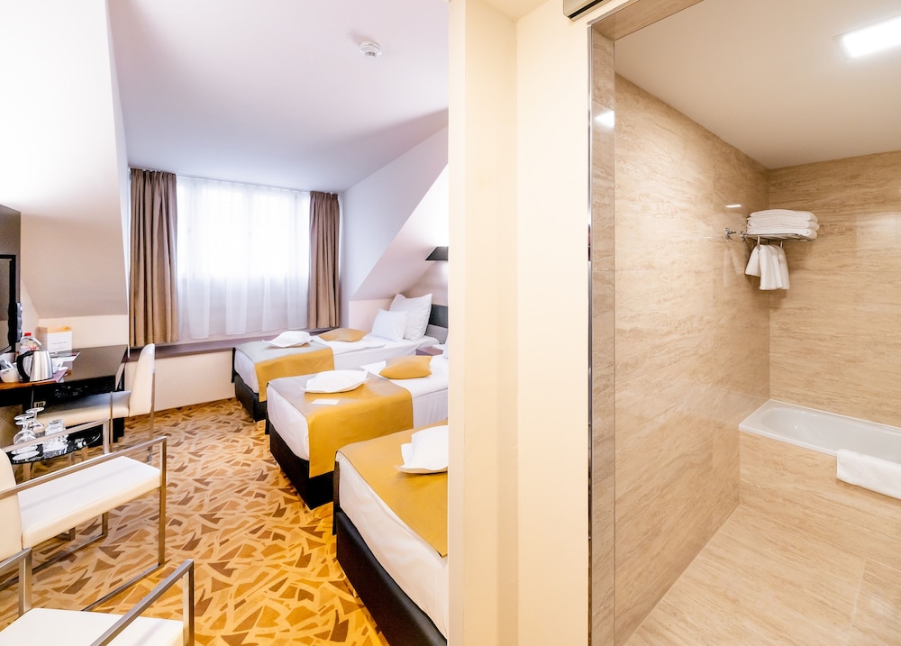 Classic Triple Room, 3 Twin Beds - Photo 9