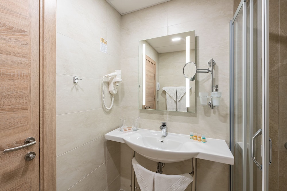 Superior Double or Twin Room, Balcony, Sea View thumbnail 5