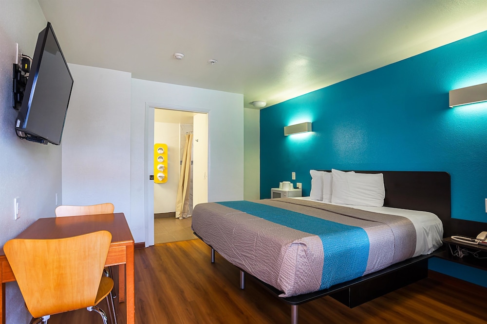 Deluxe Room, 1 King Bed, Accessible, Non Smoking photo 3