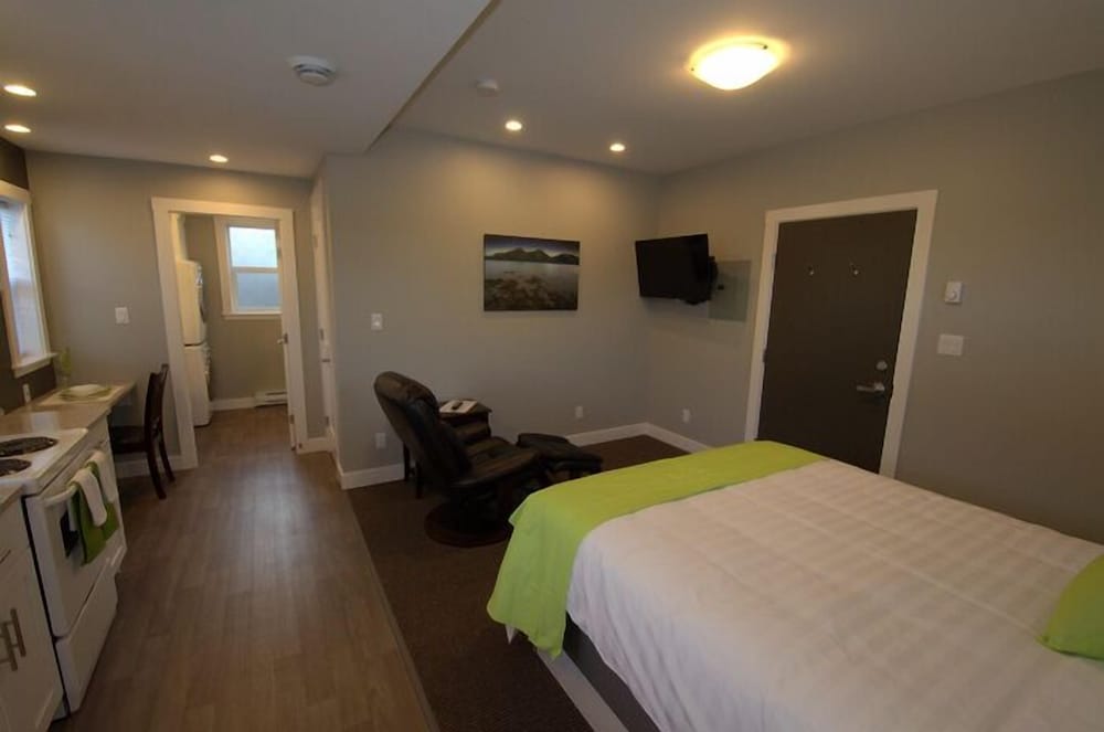 Studio Suite (with Full Kitchen) photo 2