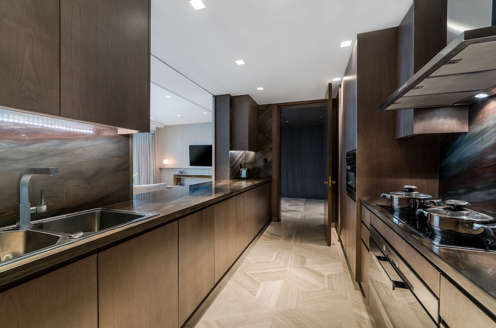 Luxe 2 Bedroom Suite thumbnail 6