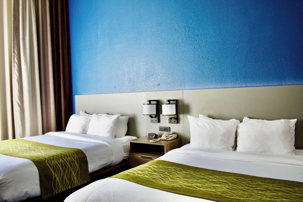 Suite, Non Smoking (2 Queen Beds & 1 Sofa Bed) - Photo 6
