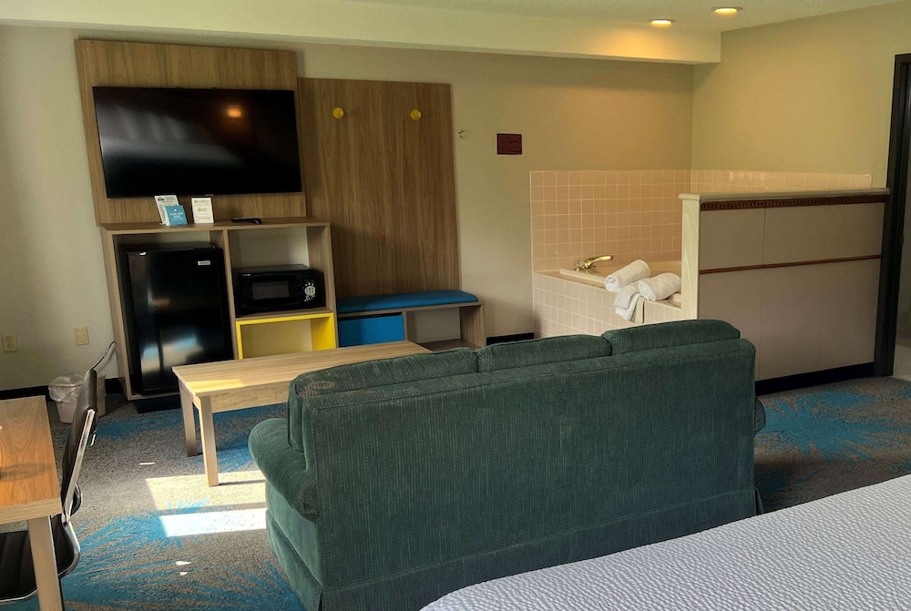 Suite, 1 Queen Bed - Photo 2