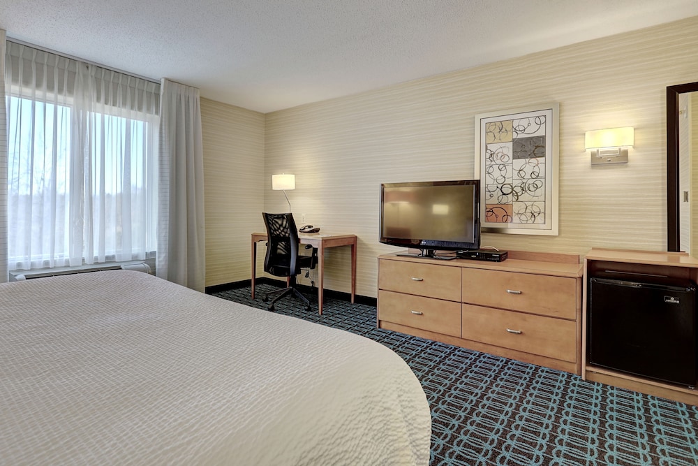 Room, 1 King Bed (Mobility Accessible, Tub) - Photo 2