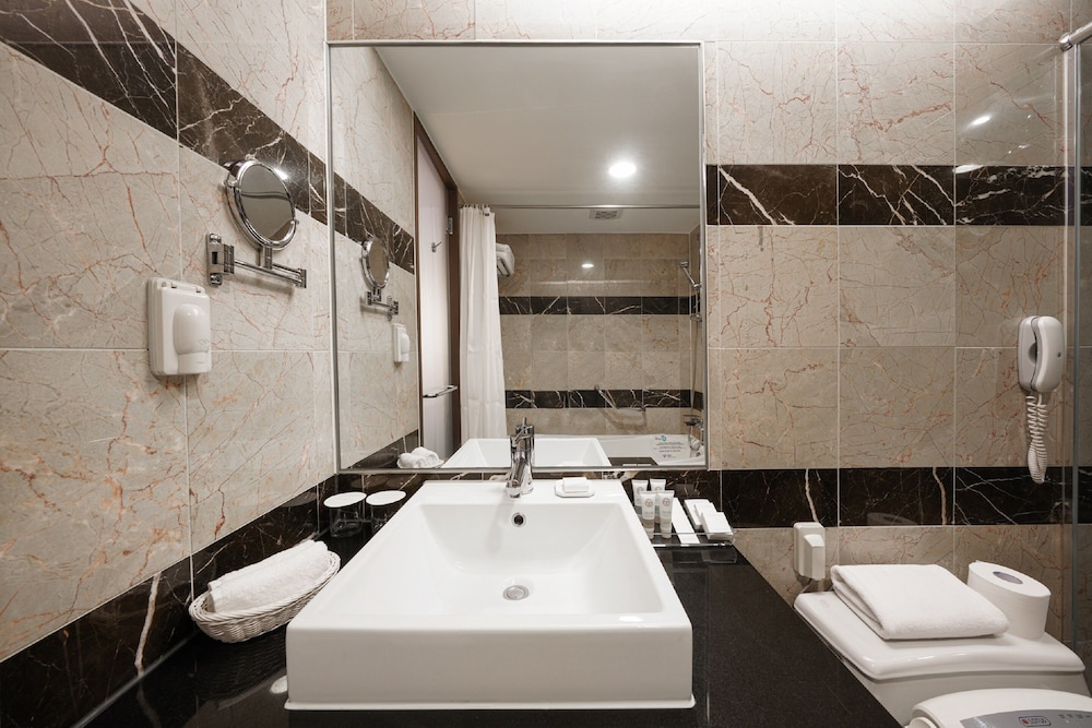 Junior Suite, 1 King Bed - Photo 15