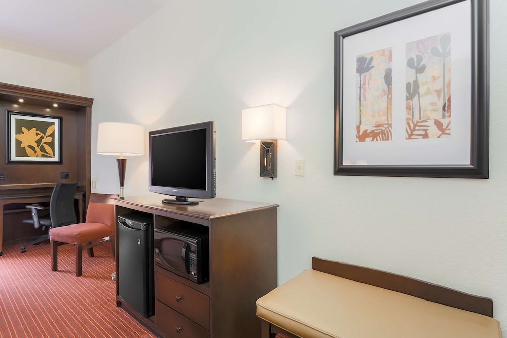 Room, 1 Queen Bed, Accessible, Bathtub (Mobility & Hearing) - Photo 5
