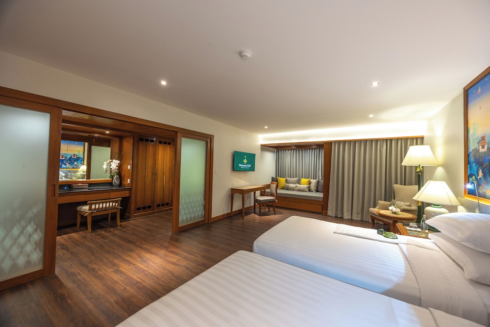 Grand Suite, 2 Twin Beds, Jetted Tub (Grand Jacuzzi Suite) - Photo 4