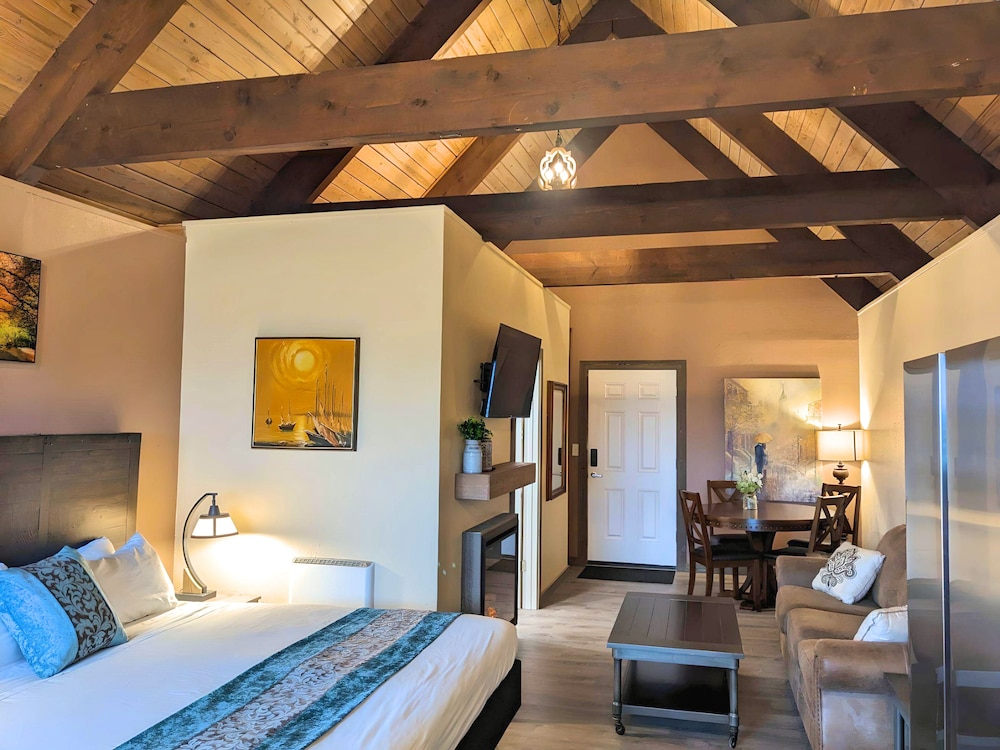 Deluxe King Studio Suite with Full Kitchen