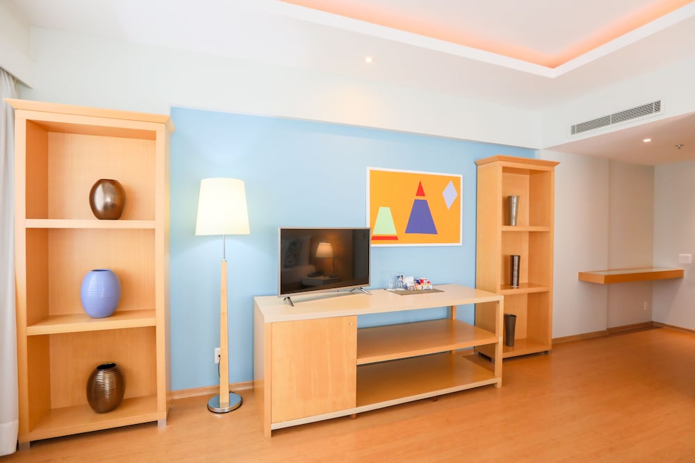 Executive Suite - Photo 4
