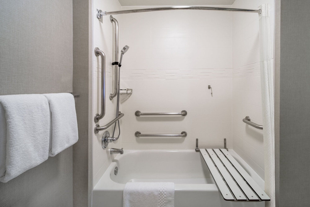 Suite, 2 Bedrooms (Mobility/Hearing Accessible, Tub)