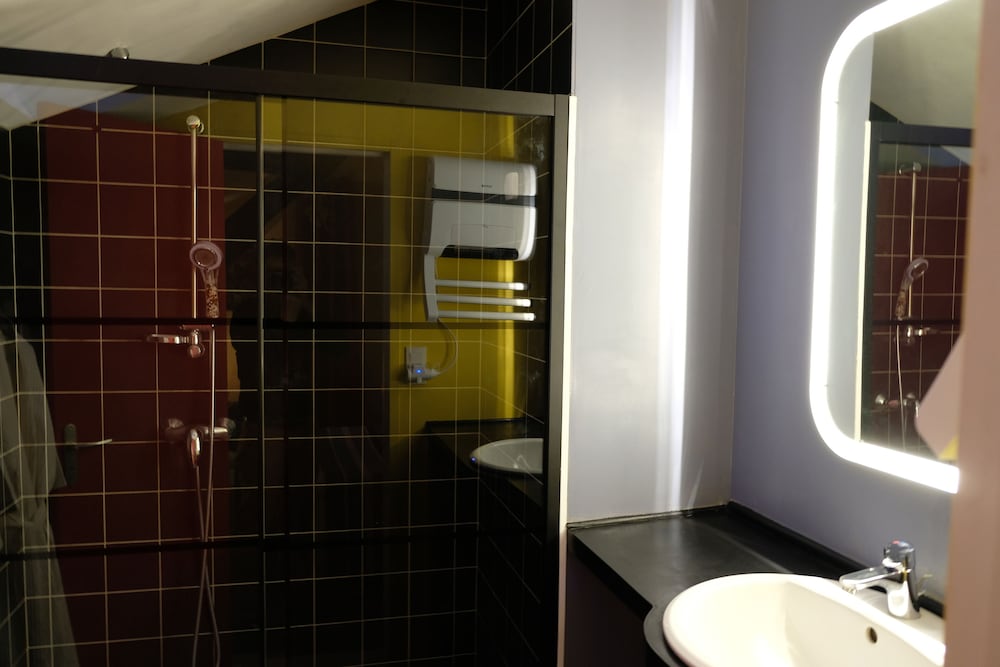 Family Suite, Private Bathroom - Photo 2