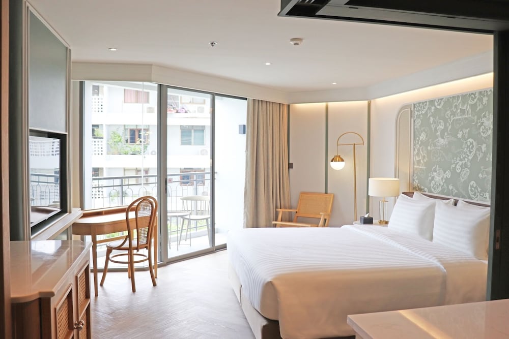 Superior with Balcony, King Bed