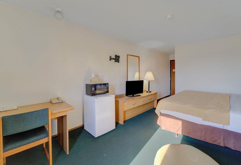 Room, 1 King Bed, Non Smoking - Photo 4