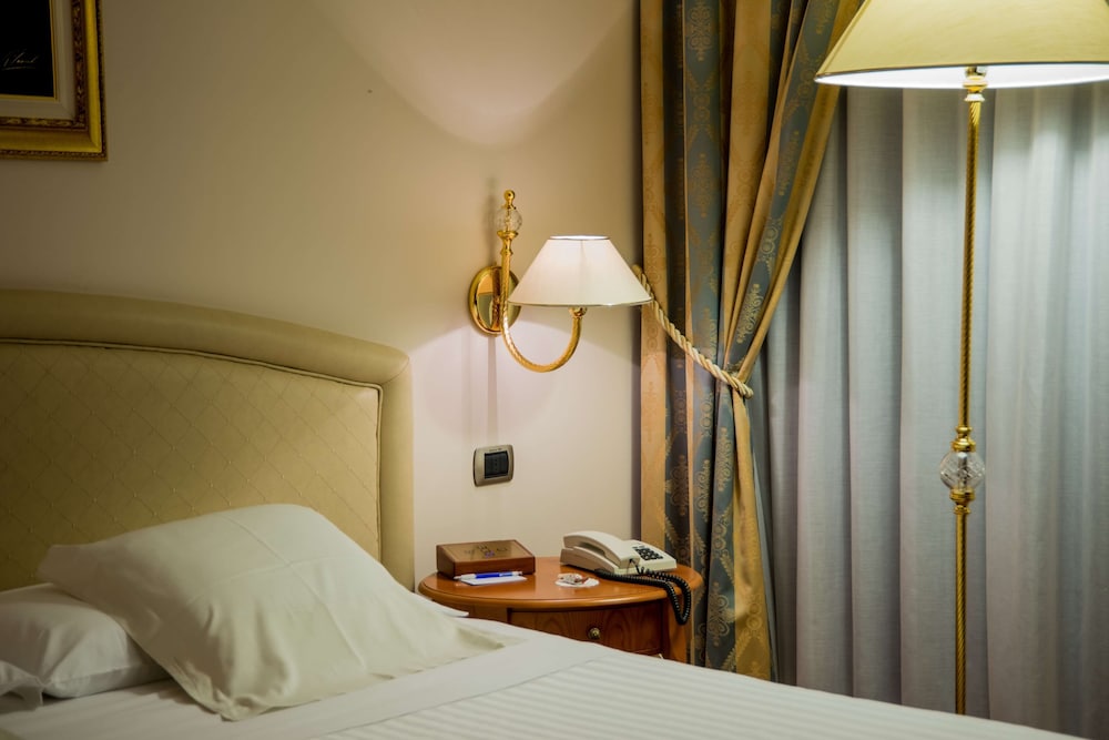 Classic Double or Twin Room - Photo 7