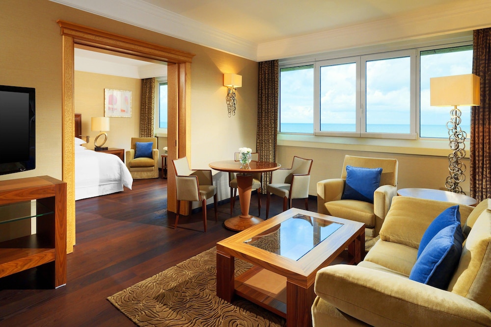 Club Suite, 1 King Bed - Photo 3