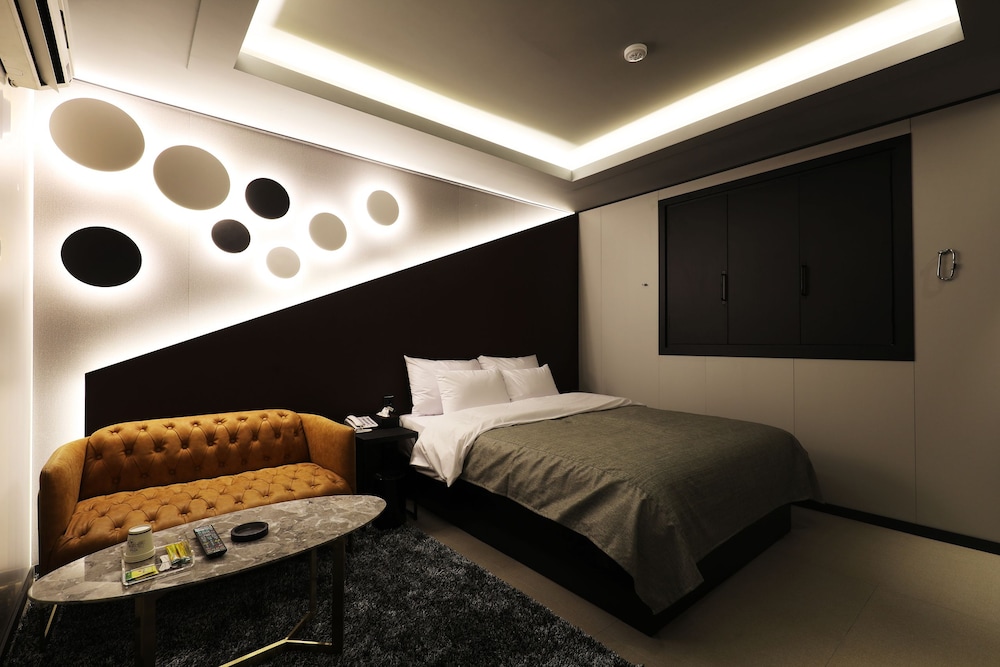 Standard Double Room - Photo 9