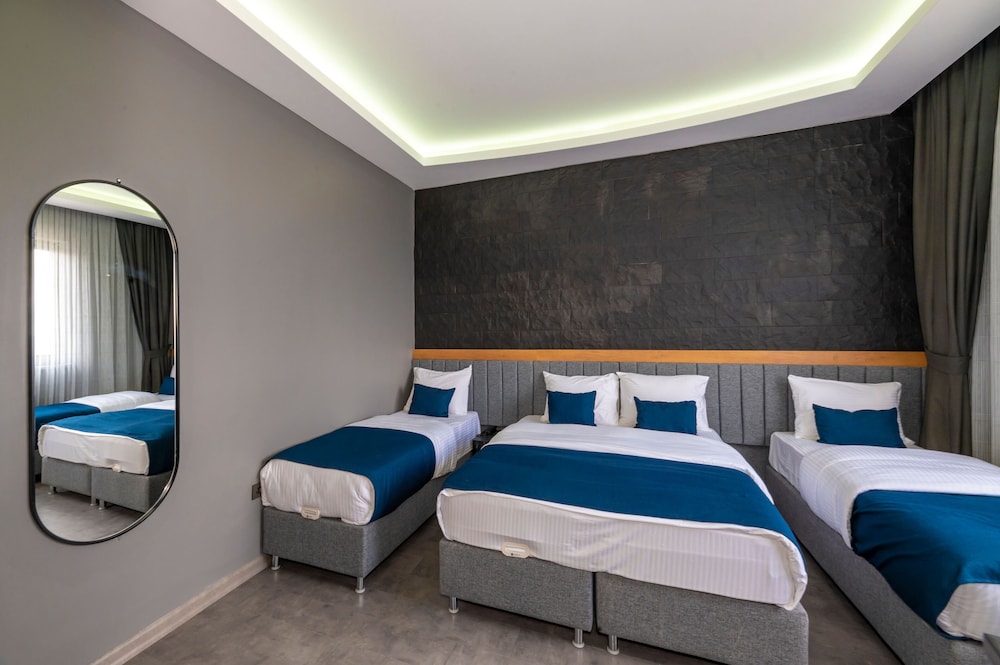 Deluxe Quadruple Room - Photo 1