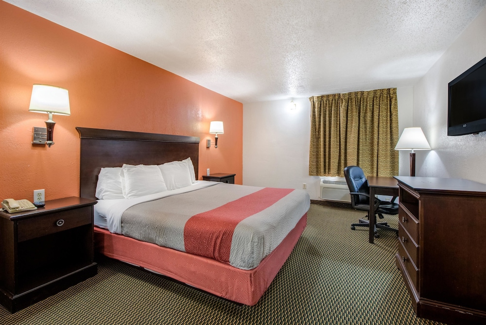 Deluxe Room, 1 King Bed, Accessible, Non Smoking photo 3