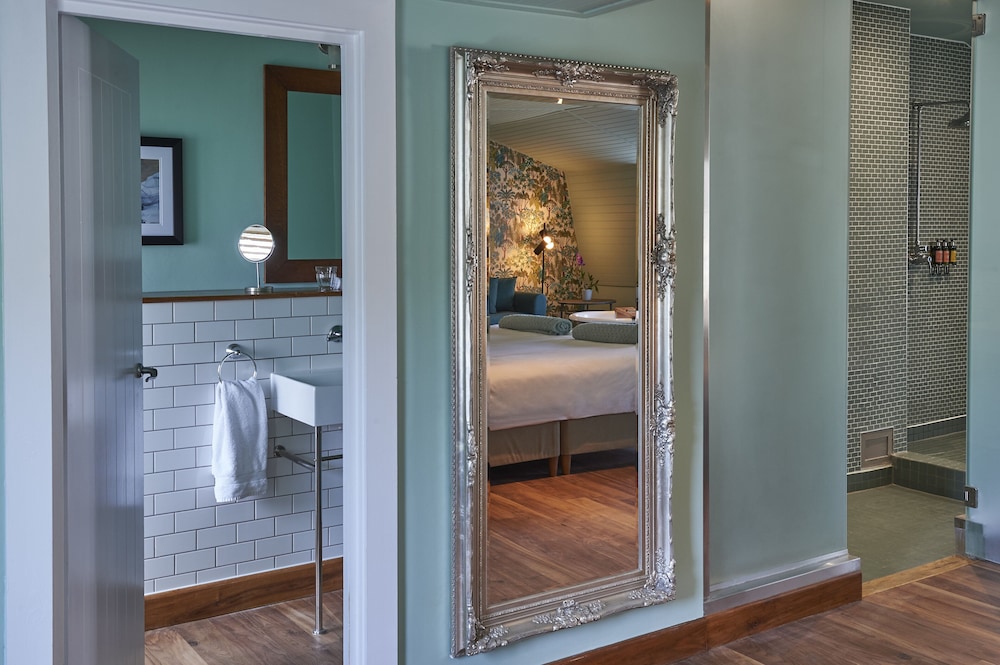 Signature Suite - Photo 6