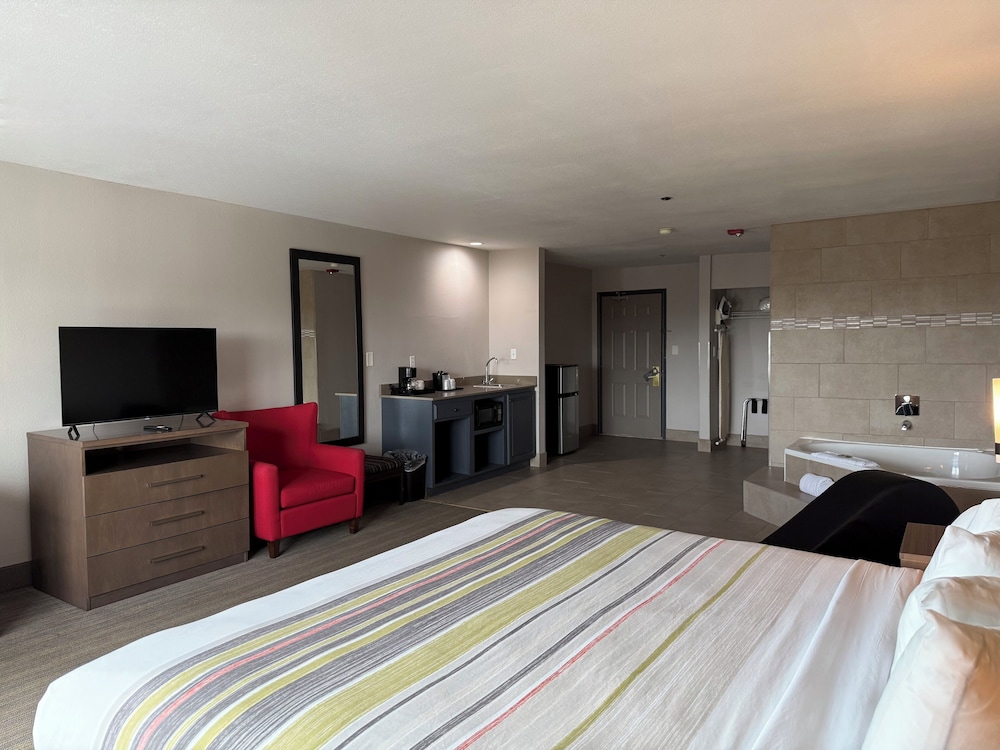 Suite, 1 King Bed, Non Smoking, Jetted Tub - Photo 3