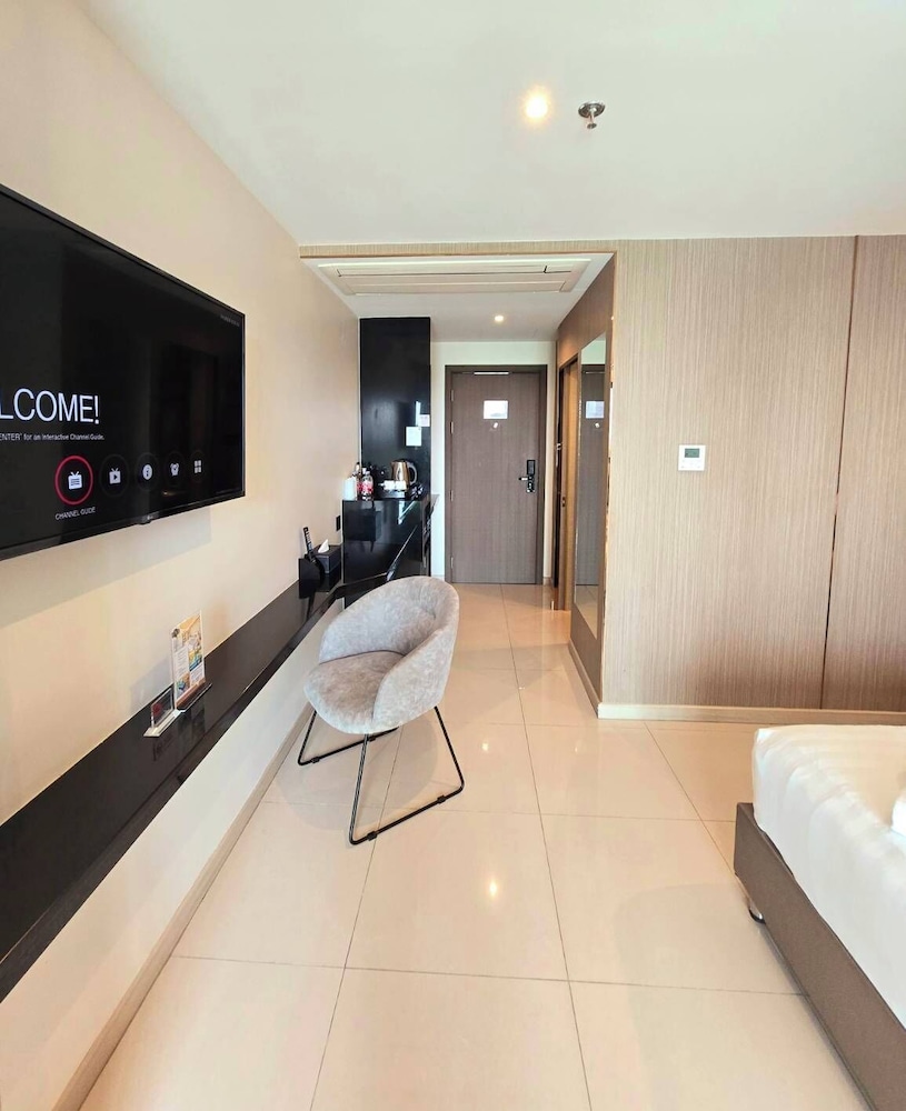 Deluxe King Sea View Room with Balcony - Photo 2