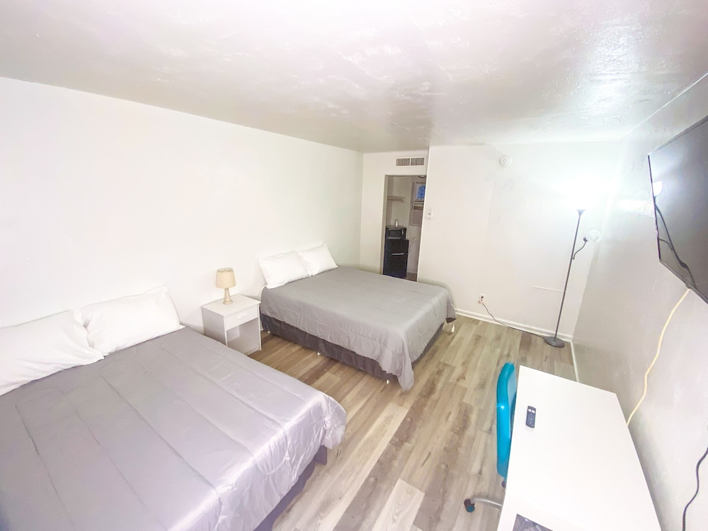 Signature Studio Suite, Pool View photo 1