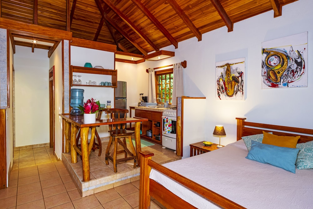 DELUXE BUNGALOW with AC, Kitchen and Garden View photo 2