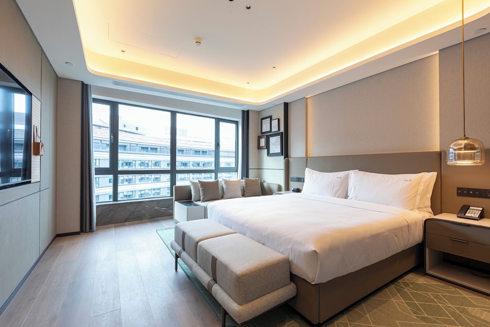 1 King Standard Garden View with Single Sofa Bed