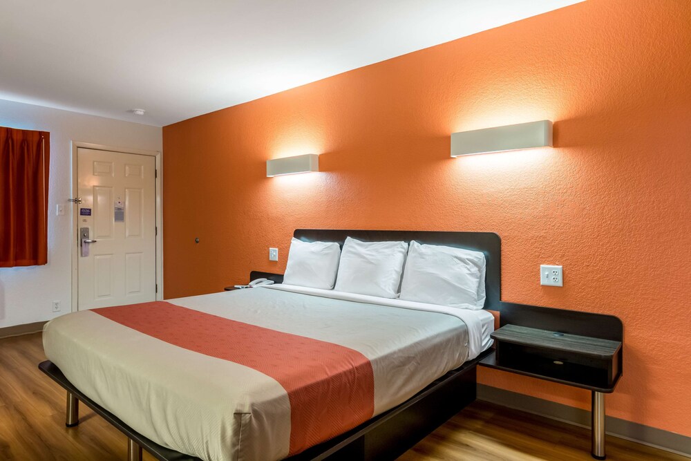 Standard Room, 1 King Bed, Non Smoking - Photo 10