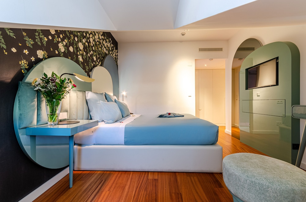 Superior Double Room thumbnail 6