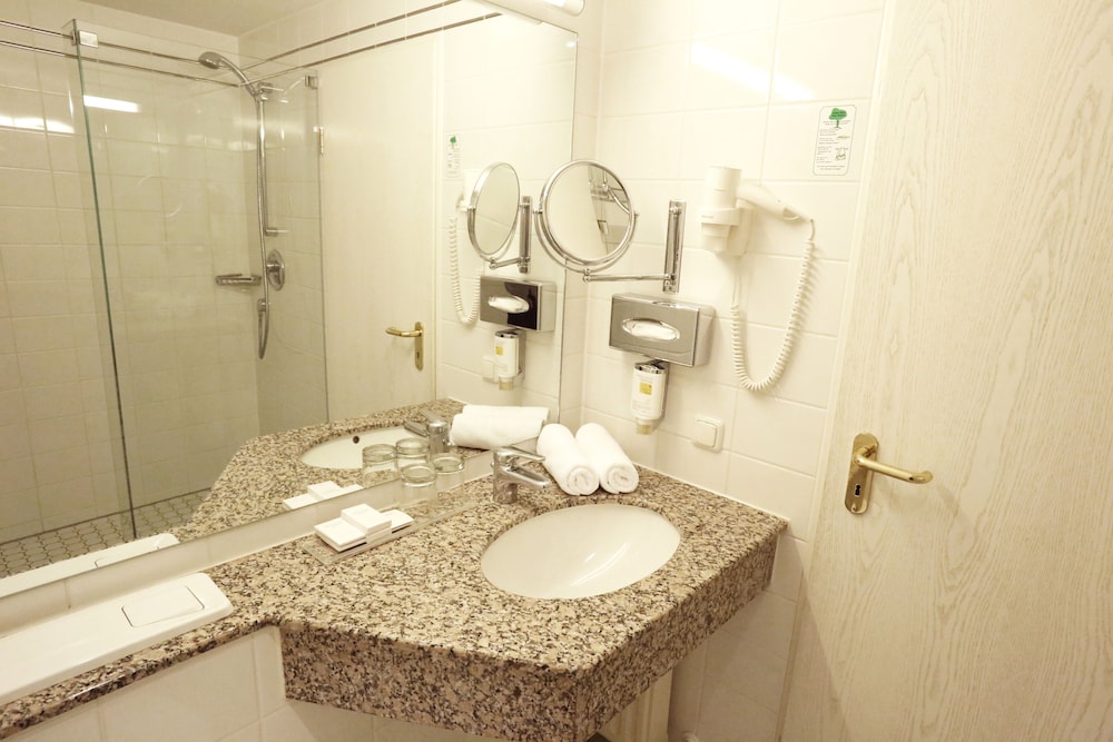 Standard Double Room - Photo 11