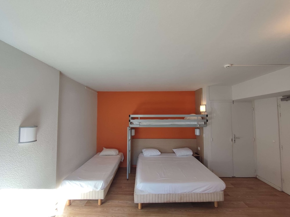 Standard Room, Multiple Beds photo 3