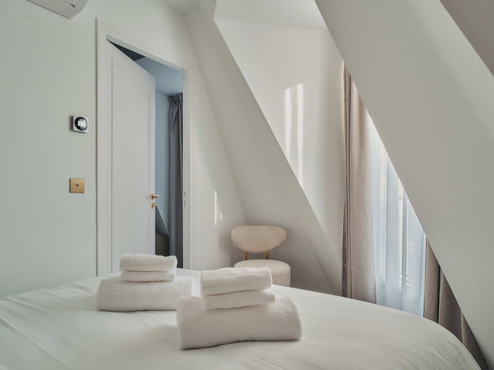 Deluxe One-Bedroom Apartment with City View 603 thumbnail 6