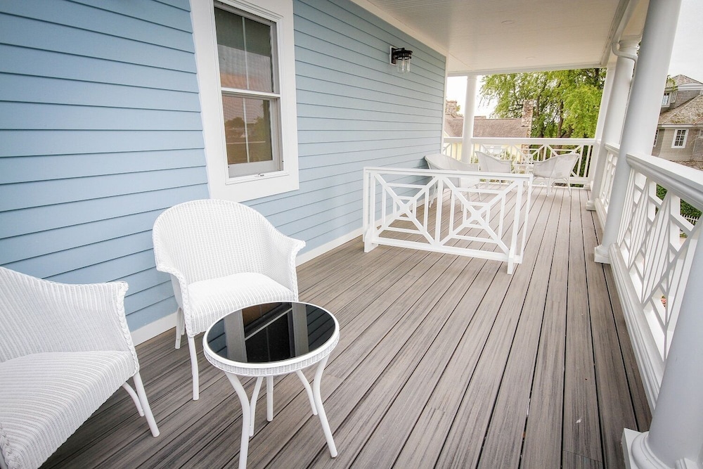 Cottage Balcony 1 Queen photo 2