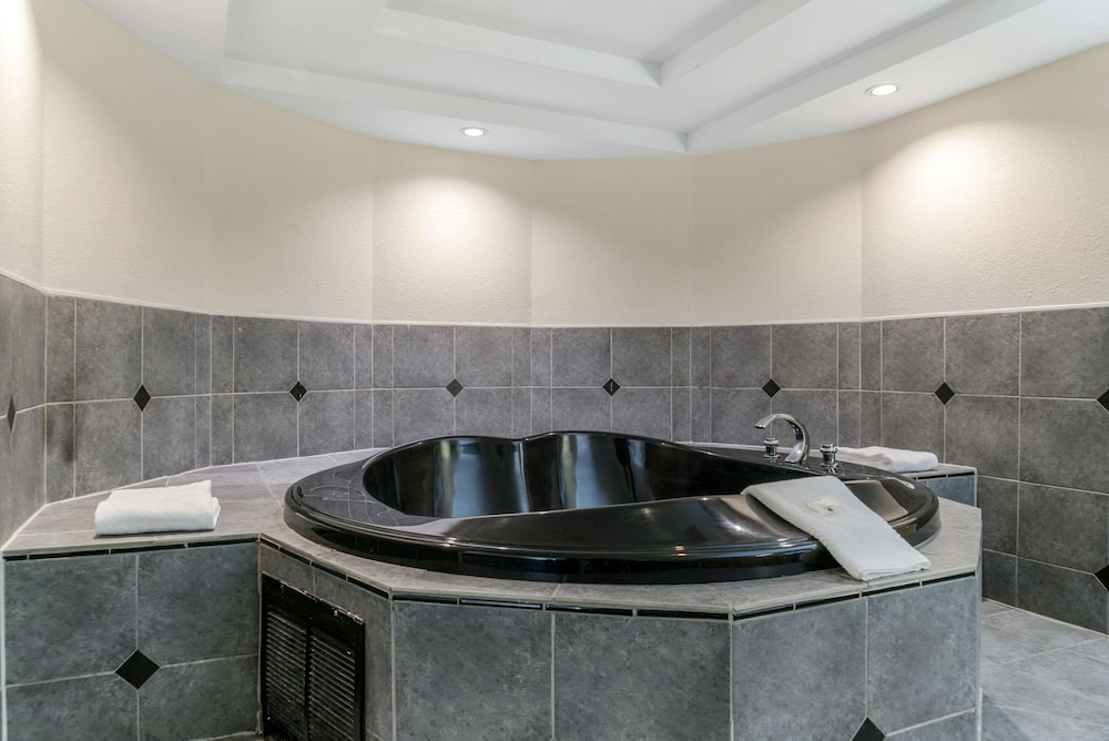 Suite, 1 King Bed, Non Smoking, Jetted Tub - Photo 3
