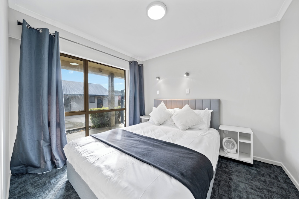 Luxury Apartment, 1 Queen Bed, Kitchenette, Garden View photo 1