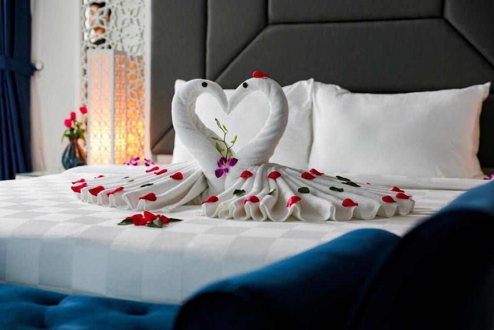Honeymoon Suite, 1 King Bed, Lake View photo 3