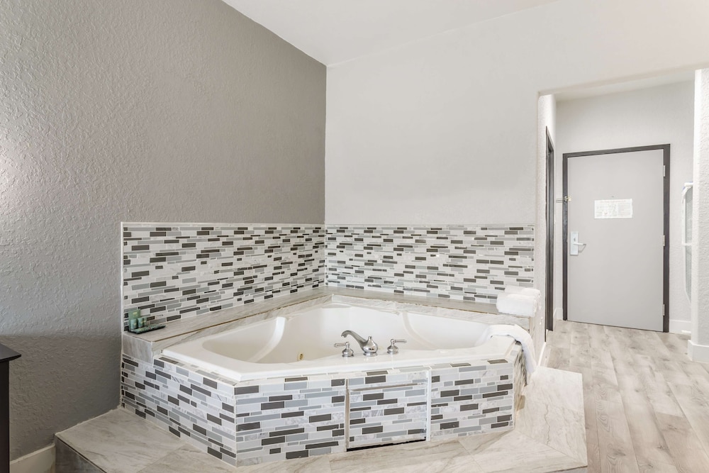 Standard Room, 1 King Bed, Non Smoking, Jetted Tub - Photo 4