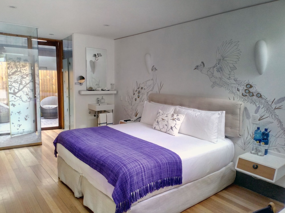 Design Room, Jetted Tub