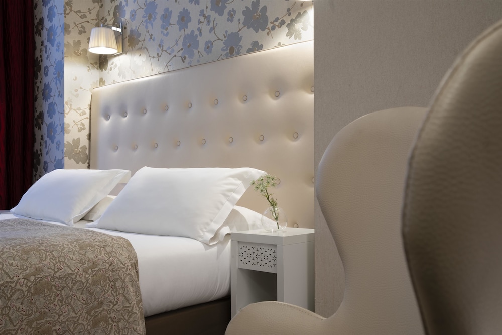 Superior Double or Twin Room thumbnail 6