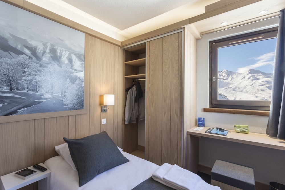 Double Room with runway view photo 3