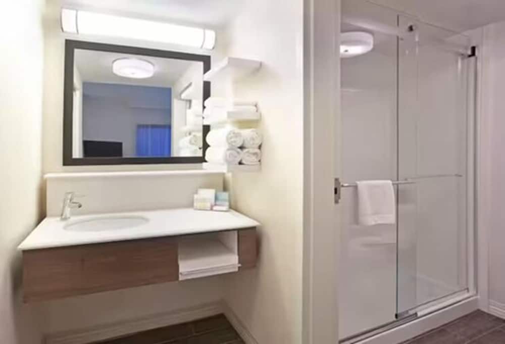 Suite, 1 King Bed, Accessible, Bathtub (Mobility) - Photo 5