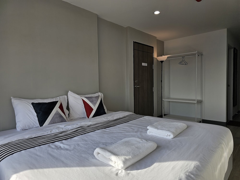 Standard Room, 1 King Bed, Bathtub, City View photo 3
