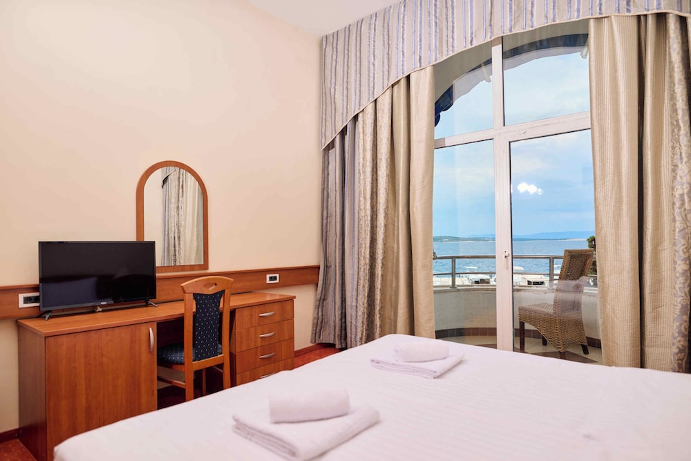 Superior Double Room with Balcony and Sea View - Photo 1