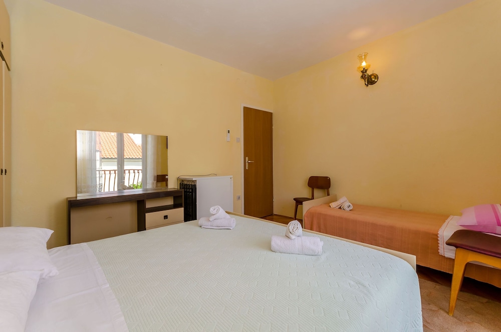 Room (S4)